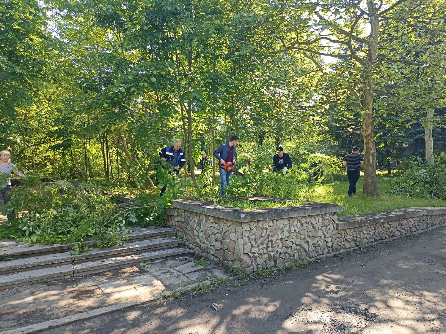 Заводчане провели генеральную уборку сквера