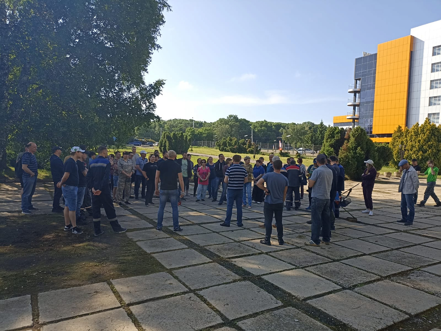 Заводчане провели генеральную уборку сквера