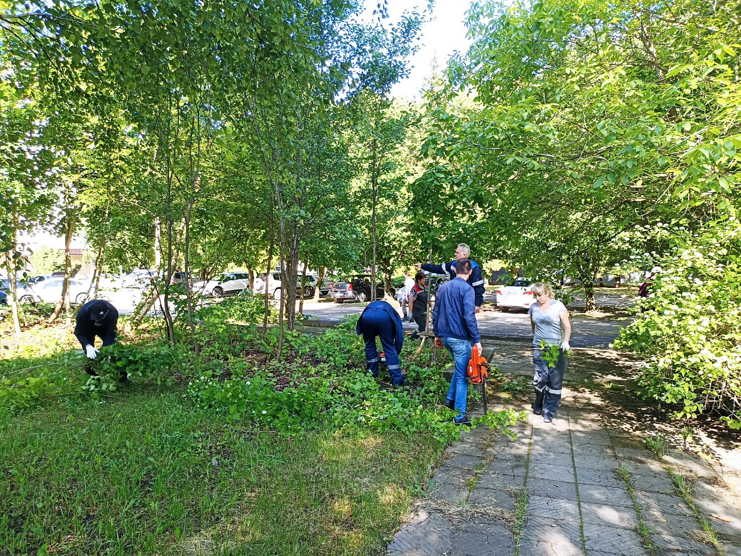 Заводчане провели генеральную уборку сквера