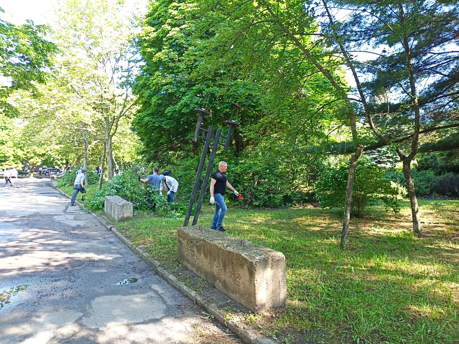 Заводчане провели генеральную уборку сквера